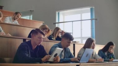 Modern öğrenciler dersler için bir dizüstü bilgisayar ve tablet bilgisayar kullanırlar. Üniversite yüksek lisans
