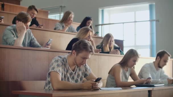 Los estudiantes introvertidos no se comunican en el mundo real, pero escriben mensajes solo en línea . — Vídeo de stock