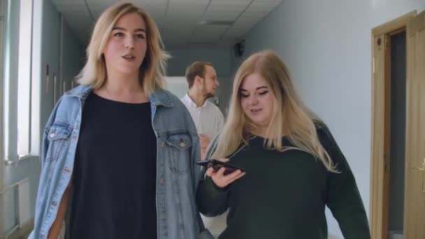 Studenti multirazziali stanno camminando in sala universitaria durante la pausa e comunicare . — Video Stock