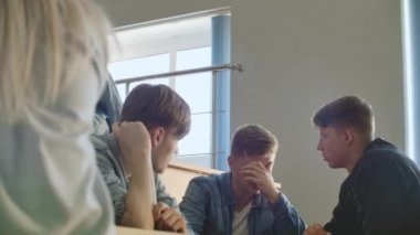 Dersten önce bir konferans salonunda oturan neşeli mutlu öğrenciler grubu. Dersten önce bir derssalonunda oturan neşeli öğrencilerden oluşan bir grup