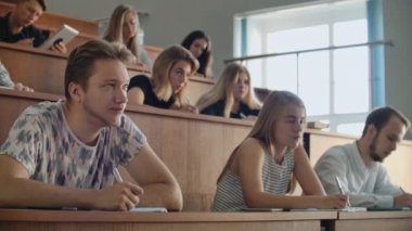 Üniversitede bir grup öğrenci, öğretmene bir ders dinleyip kaydedebilir.