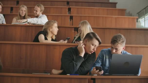 Groep van gelukkige vrolijke positieve lachende studenten met leraar in pauze tussen lessen binnenshuis — Stockvideo