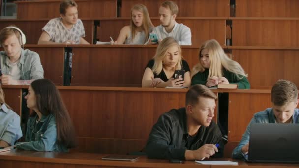 Groep van gelukkige vrolijke positieve lachende studenten met leraar in pauze tussen lessen binnenshuis — Stockvideo