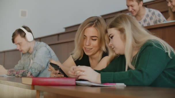 Grupo de alegres y alegres estudiantes sonrientes con el profesor en el descanso entre las clases en el interior — Vídeos de Stock