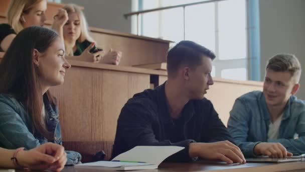 Gruppe fröhlich fröhlich positiv lächelnder Schüler mit Lehrer in der Pause zwischen den Unterrichtsstunden — Stockvideo