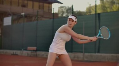 bir tenis oyuncusu bir maç sırasında bir tenis topu hizmet vermeye hazırlar..