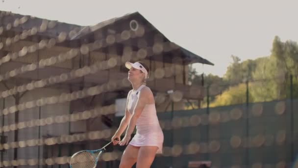 Een tennisspeler zich voorbereidt op een tennisbal dienen tijdens een wedstrijd. — Stockvideo