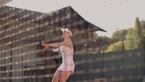 Jugador de tenis alcanzando a golpear la pelota. Jugadora de tenis llegando a golpear la pelota de tenis en la cancha . — Vídeos de Stock