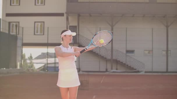 Ο παίχτης του τένις που υπηρετεί παίζοντας. Τένις έξω το καλοκαίρι. Κατάλληλο θηλυκό αθλητή εξάσκηση. Υγιής ενεργός Αθλητισμός lifestyle. — Αρχείο Βίντεο