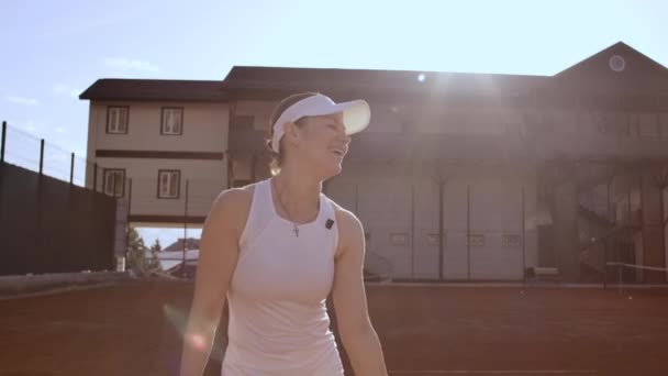 网球发球 - 女子网球选手发球。夏天在外面打网球。适合女运动员练习。健康活跃的运动生活方式. — 图库视频影像