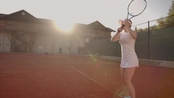 Jugador de tenis alcanzando a golpear la pelota. Jugadora de tenis llegando a golpear la pelota de tenis en la cancha . — Vídeo de stock