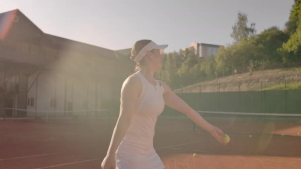 Tennisspeler bereidt om bal te serveren tijdens tennis wedstrijd. — Stockvideo