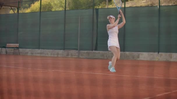Slow Motion: profesjonalny tenisista kobieta gra na dworze w godzinach popołudniowych. — Wideo stockowe