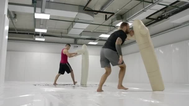 Dos luchadores masculinos realizan un lanzamiento ficticio en esteras en cámara lenta. Combatientes profesionales . — Vídeos de Stock