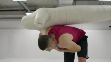 İki Erkek güreşçi yavaş çekimde paspaslara kukla bir atış yapar. Profesyonel boğuşma savaşçıları.