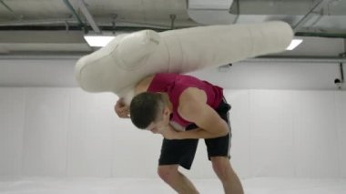 İki Erkek güreşçi yavaş çekimde paspaslara kukla bir atış yapar. Profesyonel boğuşma savaşçıları.