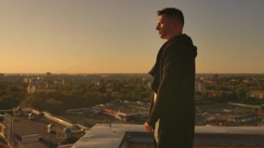 Hacker şehir görünümü ve forex grafik ile çatı üzerinde dizüstü bilgisayar kullanarak. Hacking ve istatistik kavramı