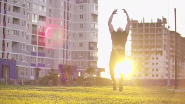 건강 한 남자 훈련 백 플립 운동 강렬한 근육 운동 근육 보디 하 고 슈퍼맨 즐기는 극단적인 피트 니스 루틴 에 도시 공원 슬로우 모션. — 비디오