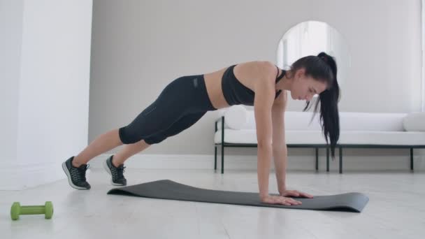 Samengestelde oefening met een plank — Stockvideo