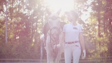 Atlı kadın ve atından keyifli güneşli bir gün