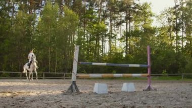 Genç kadınlardan atlama gösterisi