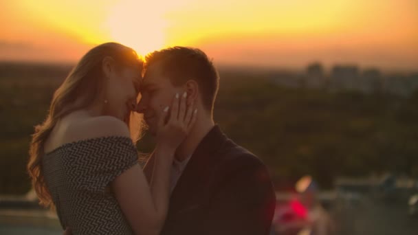 Bei Sonnenuntergang sehen sich die Liebenden auf dem Dach. romantisches Paar auf dem Dach — Stockvideo