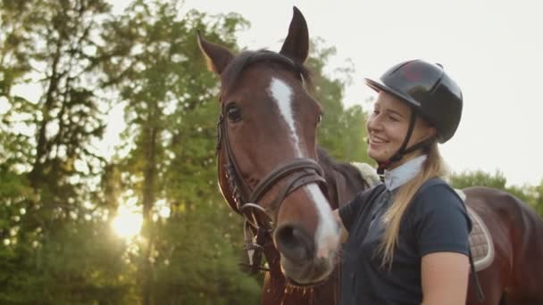 Leende ögonblick i hästklubben — Stockvideo