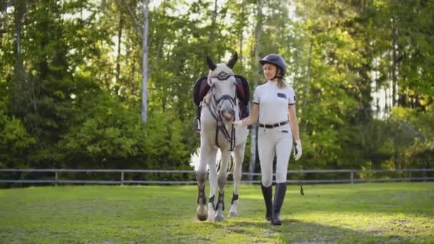 Paseo en el club de caballos de hembra y caballo — Vídeos de Stock