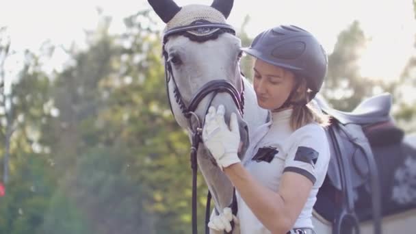 Grote liefde van vrouw tot haar beste paard — Stockvideo