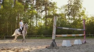 Profesyonel binicilerden atlama gösterisi