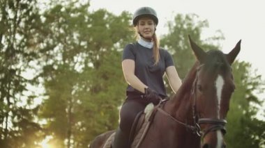 Güneşli bir günde ata binmek