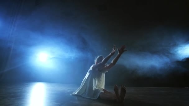 Nowoczesny balet tańcząca kobieta boso leżąca na podłodze robi obroty i piruety i salta — Wideo stockowe