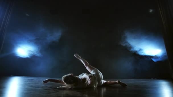 Moderne ballet dansende vrouw blootsvoets liggend op de vloer doen spins en pirouettes en salto 's — Stockvideo