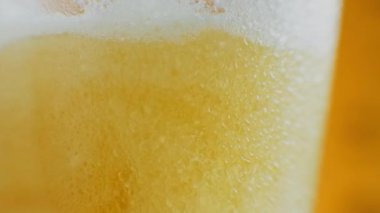 Bira açılı cama dökülüyor. IPA dinlemede. Su damlalı bir bardakta soğuk light bira. El yapımı bira dalgaları yaklaşıyor. Tazelik ve köpük. Bar geçmişi. Mikro bira fabrikası birası