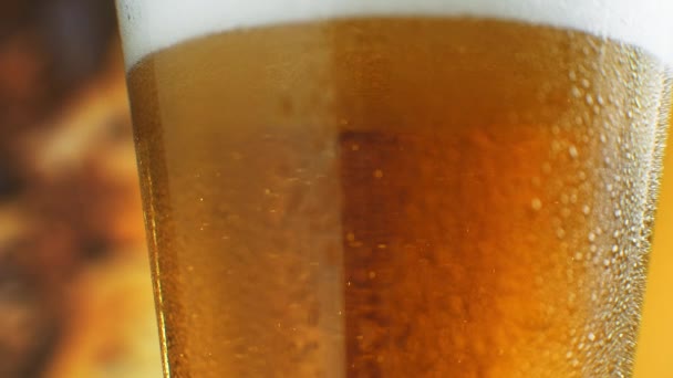 Macro shot de fines bulles se levant dans un verre avec du liquide orange