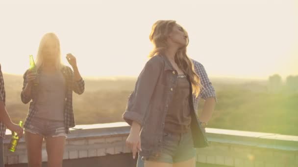 Estudantes de festa com melhores amigos — Vídeo de Stock