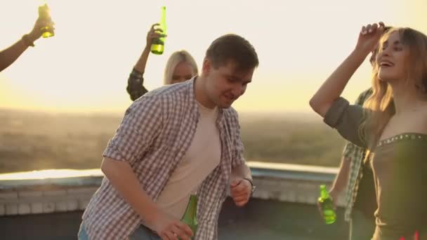 Mężczyzna tańczy na imprezie na dachu — Wideo stockowe