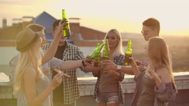 Русские пьют пиво на вечеринке — стоковое видео