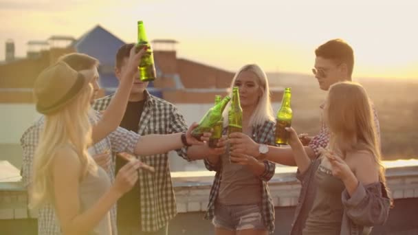 O povo russo bebe cerveja na festa — Vídeo de Stock