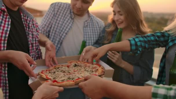 Друзья делятся пиццей на вечеринке замедленной съемки — стоковое видео