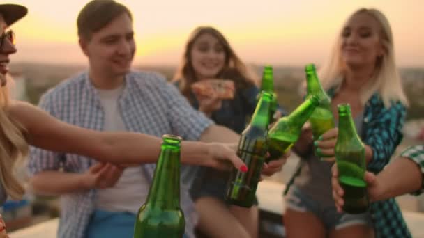 Друзья наслаждаются пивом на крыше — стоковое видео