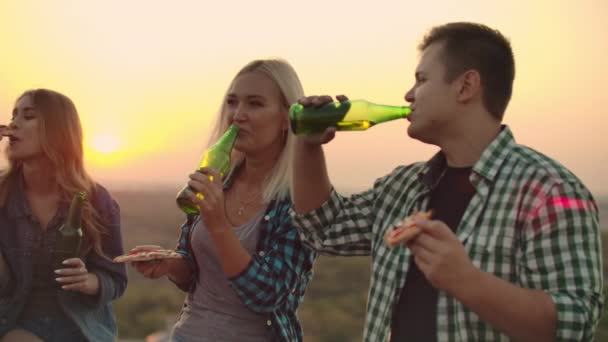 Dos parejas disfrutan de cerveza y pizza — Vídeos de Stock