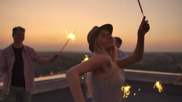 屋根の上に優しい光と夏のパーティー — ストック動画