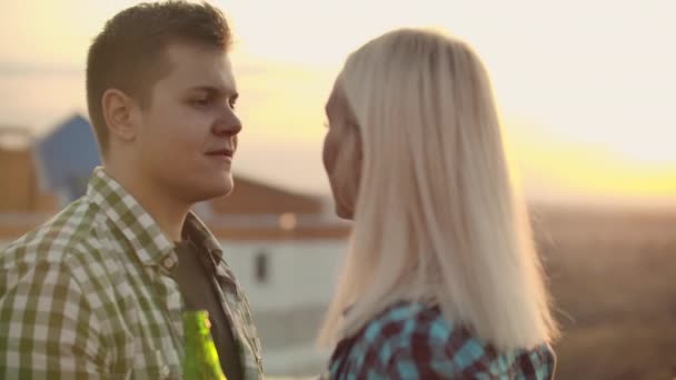 Jovem casal desfrutando lá tempo no telhado — Vídeo de Stock