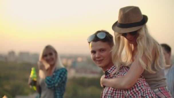 A woman is dancing on the boyfriends back — Stock Video