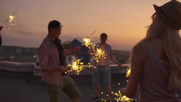 Nära vänner njuter av sommarfest på taket — Stockvideo