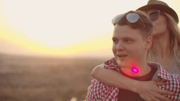 A young couple is dancing on the boyfriends back — Stock Video