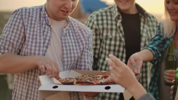 Comer pizza no telhado — Vídeo de Stock