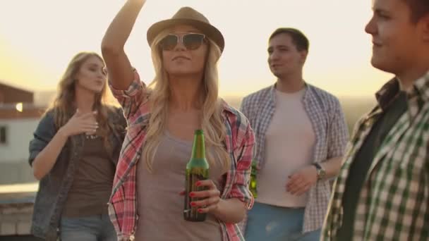 Mujer en gafas baila en el techo — Vídeos de Stock