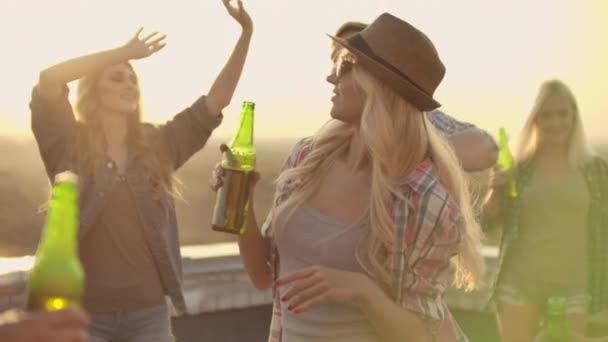 Menina americana elegante está dançando na festa do telhado — Vídeo de Stock